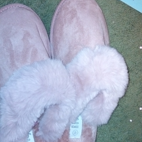 Iam selling rouge helium slippers - Picture 2 of 7
